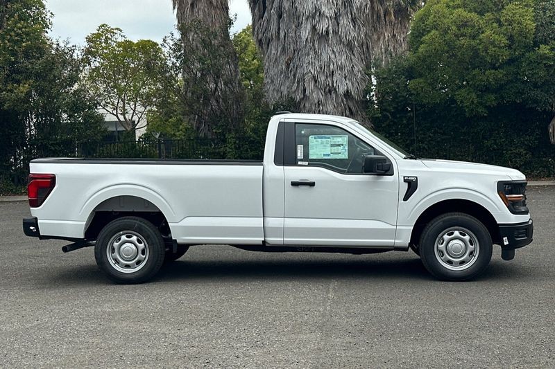 Ford F-150 Vehicle Full-screen Gallery Image 02
