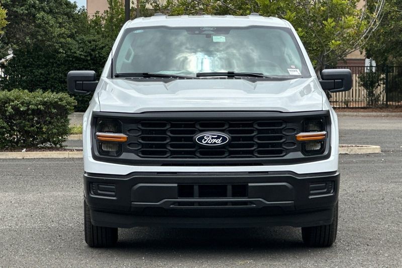 Ford F-150 Vehicle Full-screen Gallery Image 08