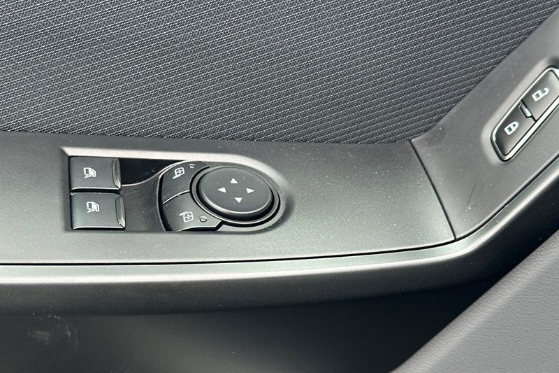 Ford F-150 Vehicle Full-screen Gallery Image 11