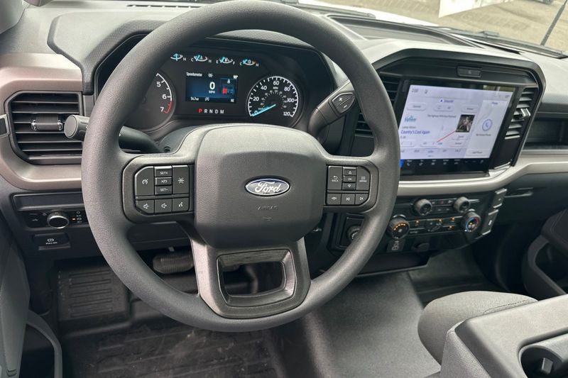 Ford F-150 Vehicle Full-screen Gallery Image 13