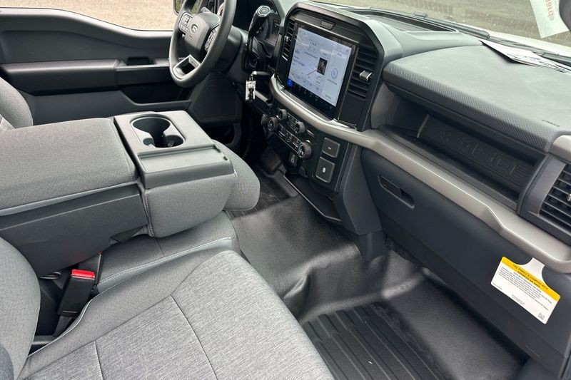 Ford F-150 Vehicle Full-screen Gallery Image 14