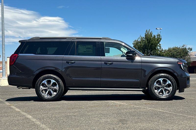 Ford Expedition Max Vehicle Full-screen Gallery Image 02