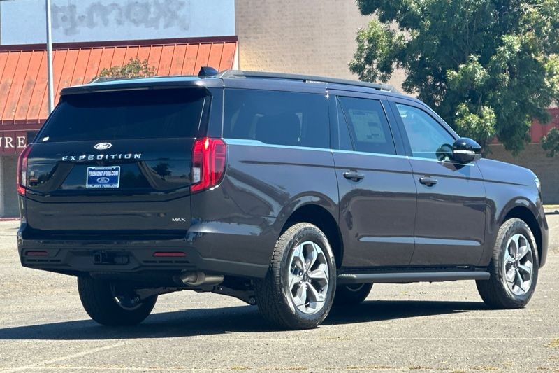 Ford Expedition Max Vehicle Full-screen Gallery Image 03