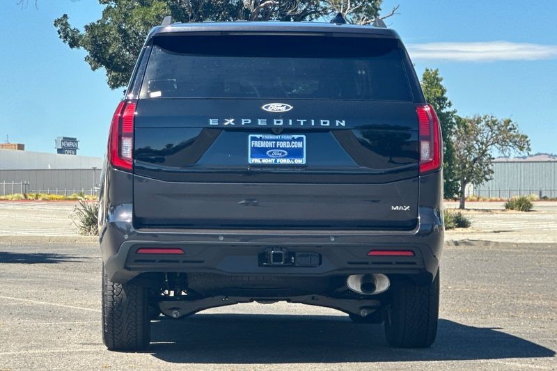 Ford Expedition Max Vehicle Full-screen Gallery Image 04