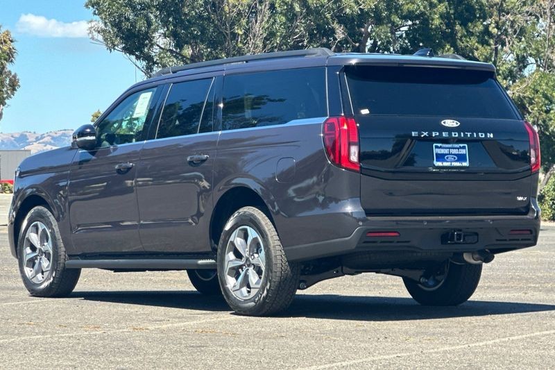 Ford Expedition Max Vehicle Full-screen Gallery Image 05