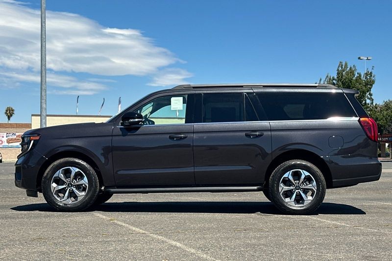 Ford Expedition Max Vehicle Full-screen Gallery Image 06