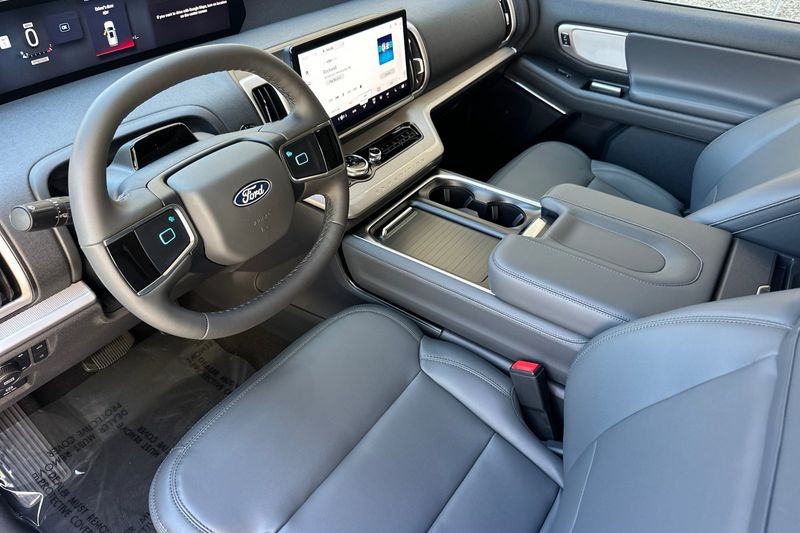 Ford Expedition Max Vehicle Full-screen Gallery Image 09