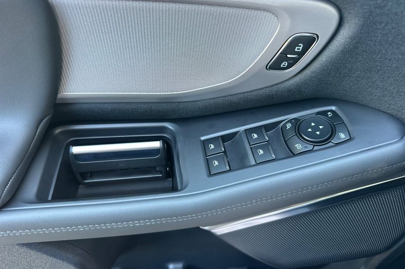Ford Expedition Max Vehicle Full-screen Gallery Image 10