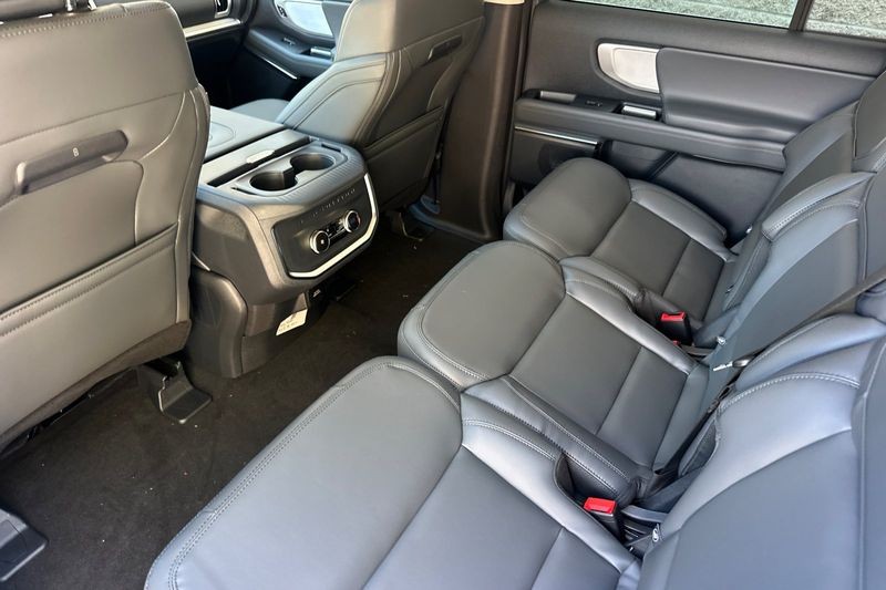 Ford Expedition Max Vehicle Full-screen Gallery Image 12
