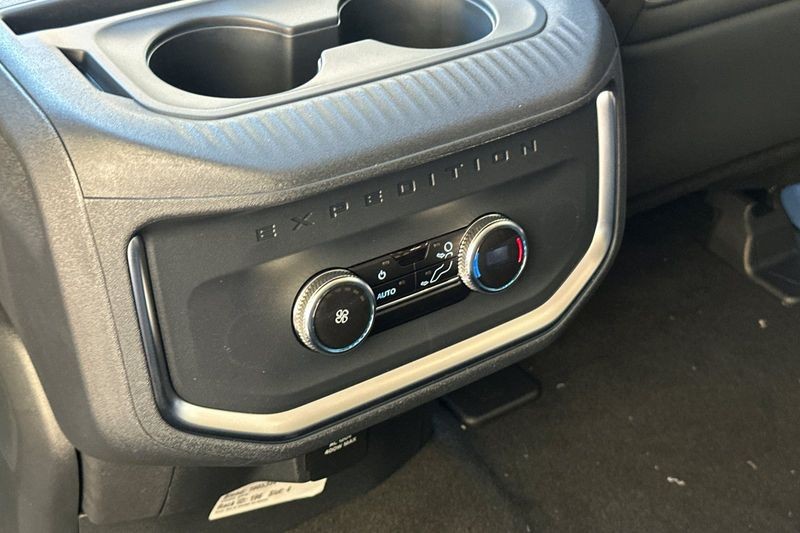 Ford Expedition Max Vehicle Full-screen Gallery Image 13