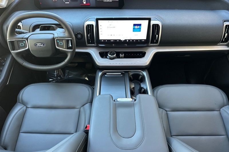 Ford Expedition Max Vehicle Full-screen Gallery Image 14