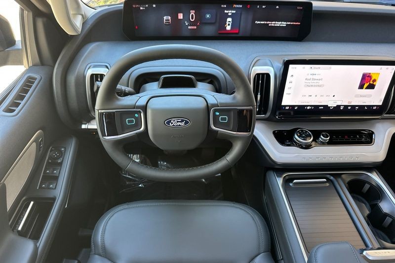 Ford Expedition Max Vehicle Full-screen Gallery Image 15