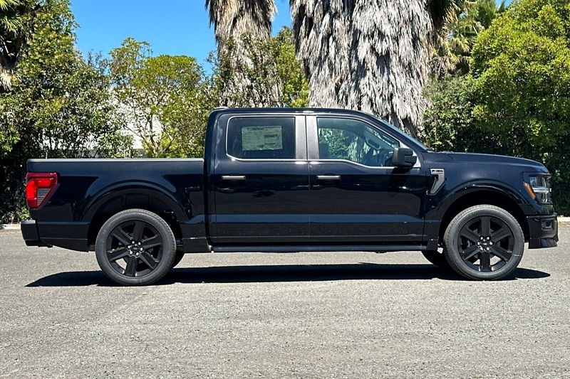 Ford F-150 Vehicle Full-screen Gallery Image 02