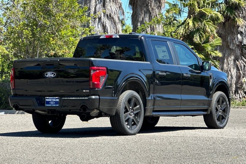 Ford F-150 Vehicle Full-screen Gallery Image 03