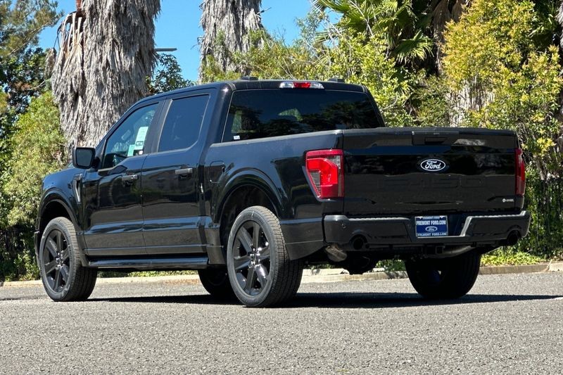 Ford F-150 Vehicle Full-screen Gallery Image 05