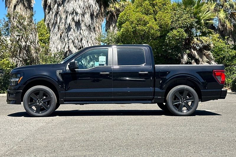 Ford F-150 Vehicle Full-screen Gallery Image 06