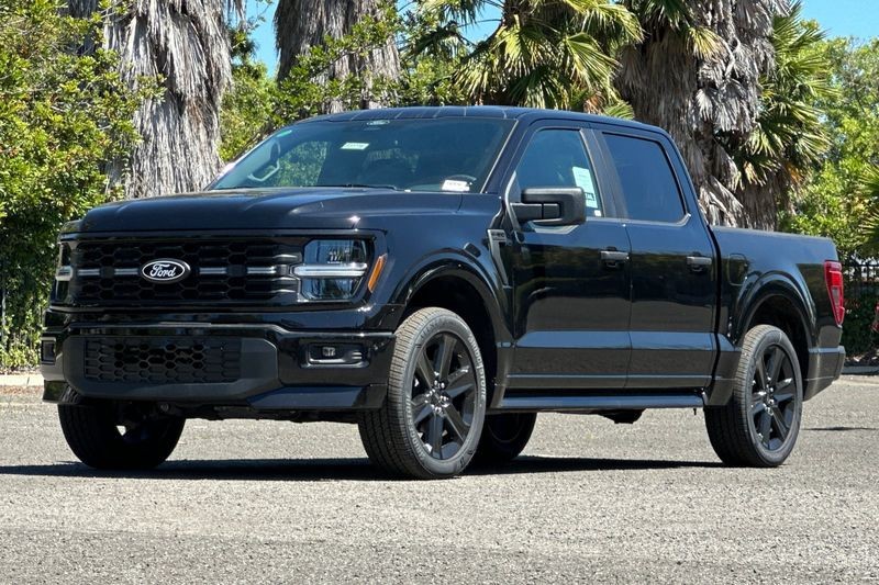 Ford F-150 Vehicle Full-screen Gallery Image 07