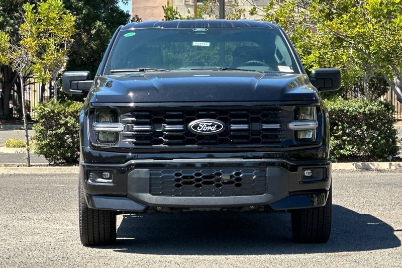 Ford F-150 Vehicle Full-screen Gallery Image 08
