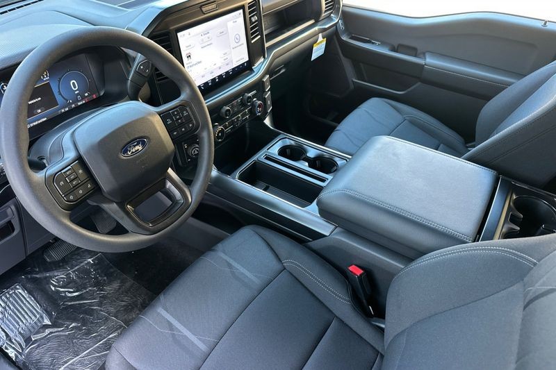 Ford F-150 Vehicle Full-screen Gallery Image 09