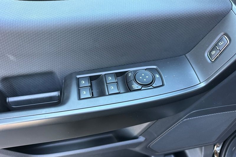 Ford F-150 Vehicle Full-screen Gallery Image 10