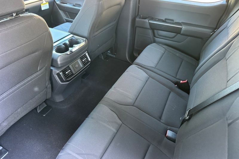 Ford F-150 Vehicle Full-screen Gallery Image 12