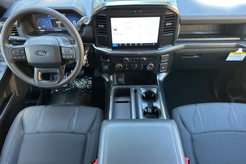 Ford F-150 Vehicle Full-screen Gallery Image 14