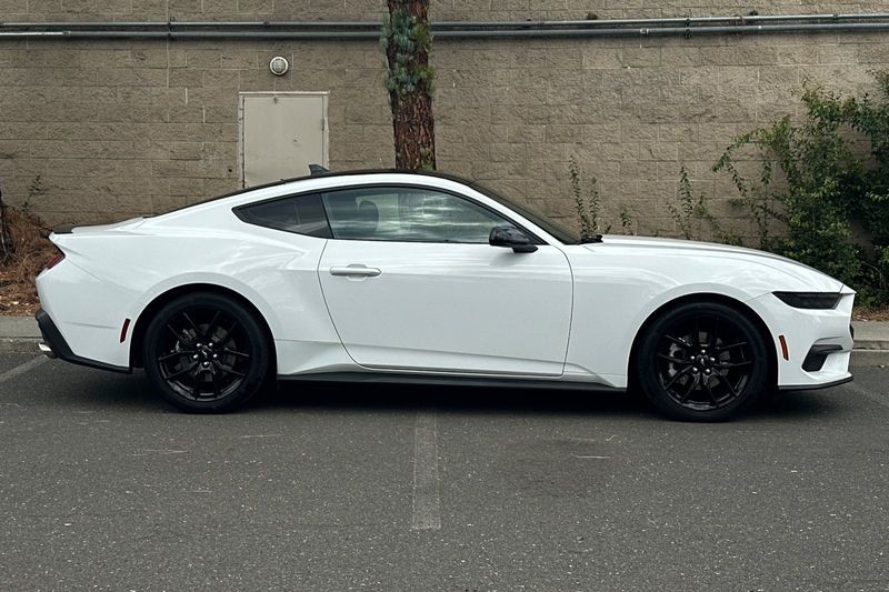 Ford Mustang Vehicle Full-screen Gallery Image 02