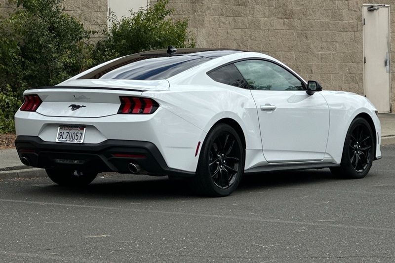 Ford Mustang Vehicle Full-screen Gallery Image 03