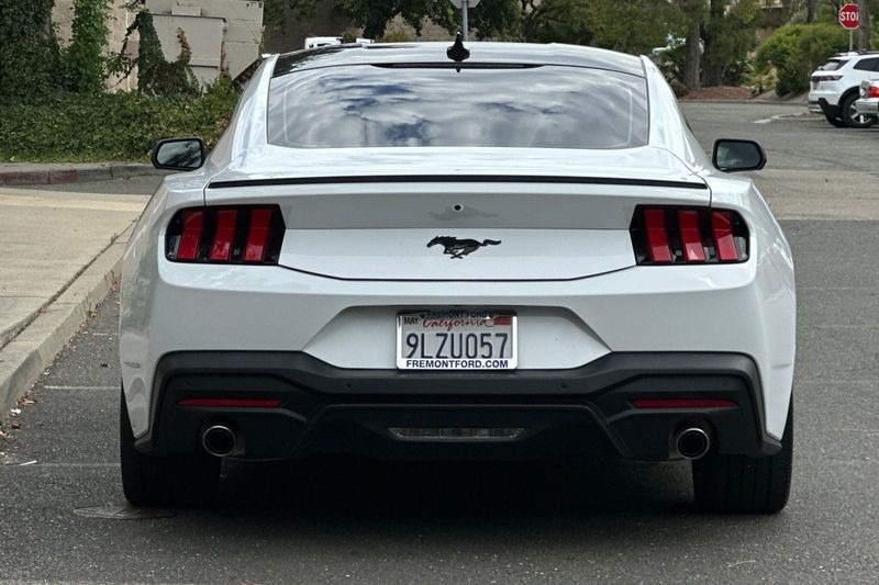 Ford Mustang Vehicle Full-screen Gallery Image 04