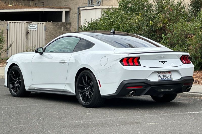 Ford Mustang Vehicle Full-screen Gallery Image 05