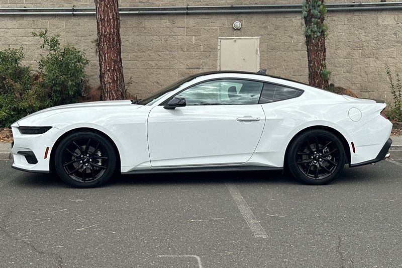 Ford Mustang Vehicle Full-screen Gallery Image 07
