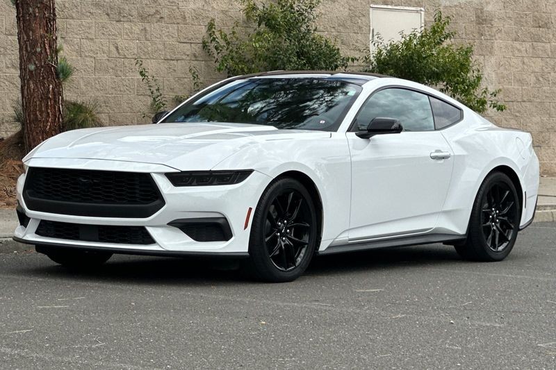 Ford Mustang Vehicle Full-screen Gallery Image 08