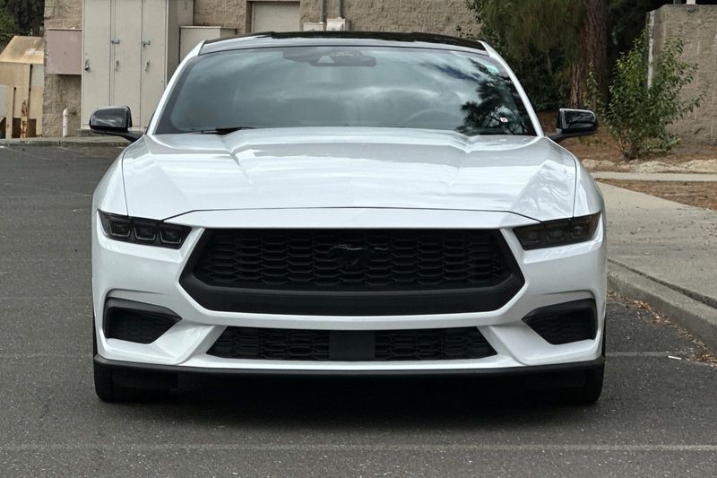 Ford Mustang Vehicle Full-screen Gallery Image 09