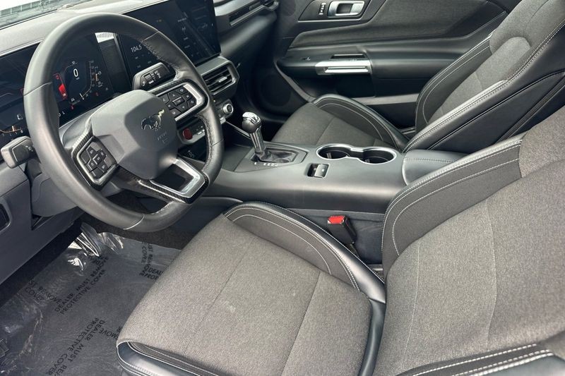 Ford Mustang Vehicle Full-screen Gallery Image 10