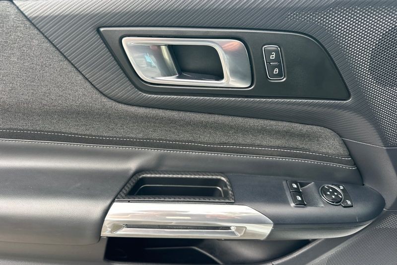 Ford Mustang Vehicle Full-screen Gallery Image 11