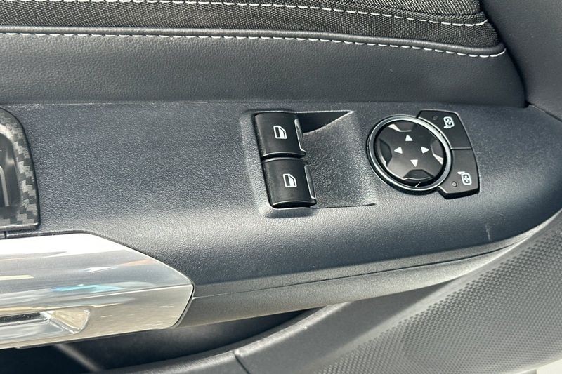 Ford Mustang Vehicle Full-screen Gallery Image 12