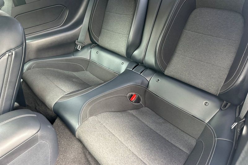 Ford Mustang Vehicle Full-screen Gallery Image 14