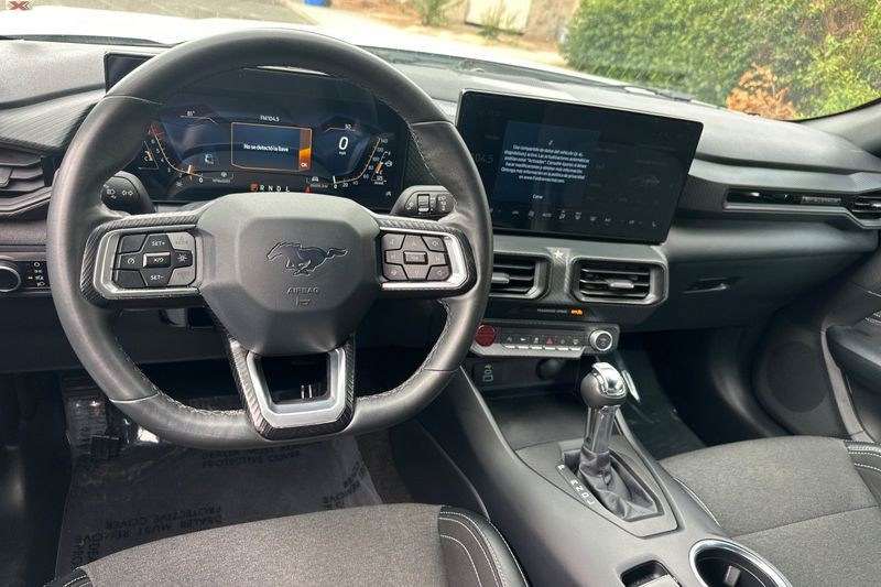 Ford Mustang Vehicle Full-screen Gallery Image 15