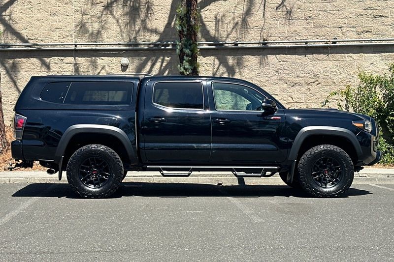 Toyota Tacoma Vehicle Full-screen Gallery Image 02