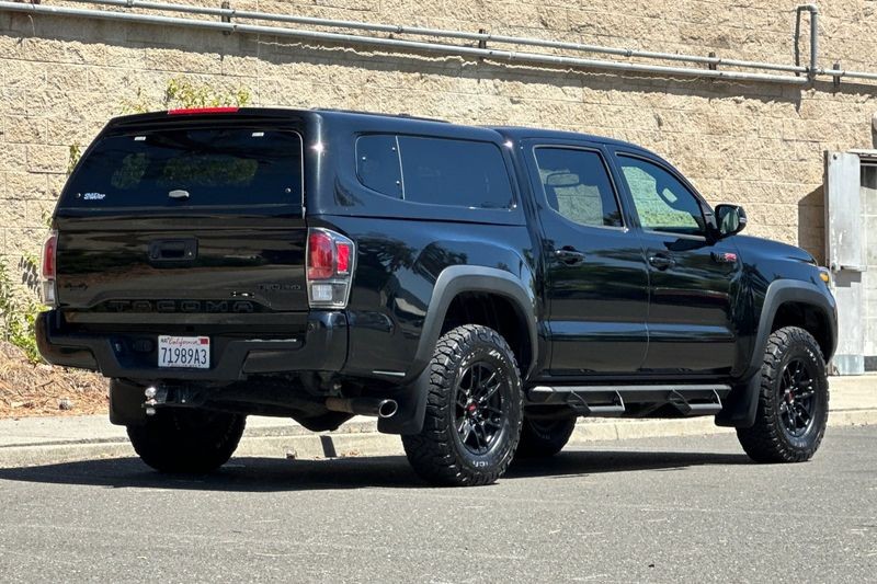 Toyota Tacoma Vehicle Full-screen Gallery Image 03