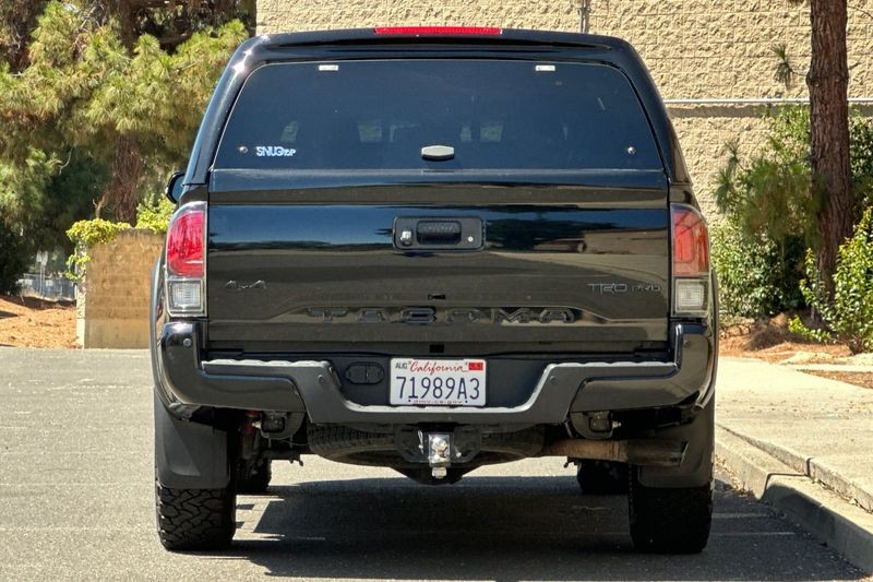 Toyota Tacoma Vehicle Full-screen Gallery Image 04