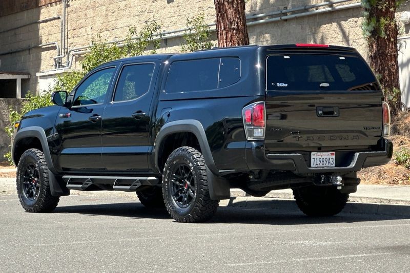Toyota Tacoma Vehicle Full-screen Gallery Image 05