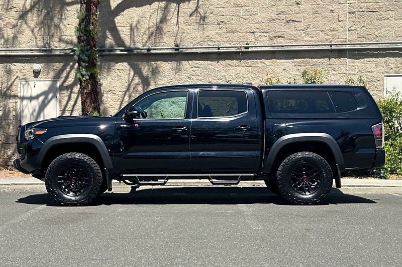 Toyota Tacoma Vehicle Full-screen Gallery Image 07