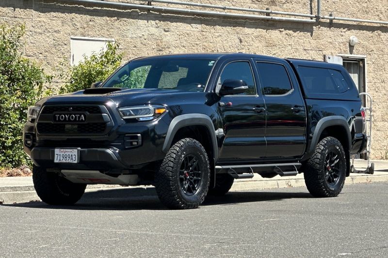 Toyota Tacoma Vehicle Full-screen Gallery Image 08
