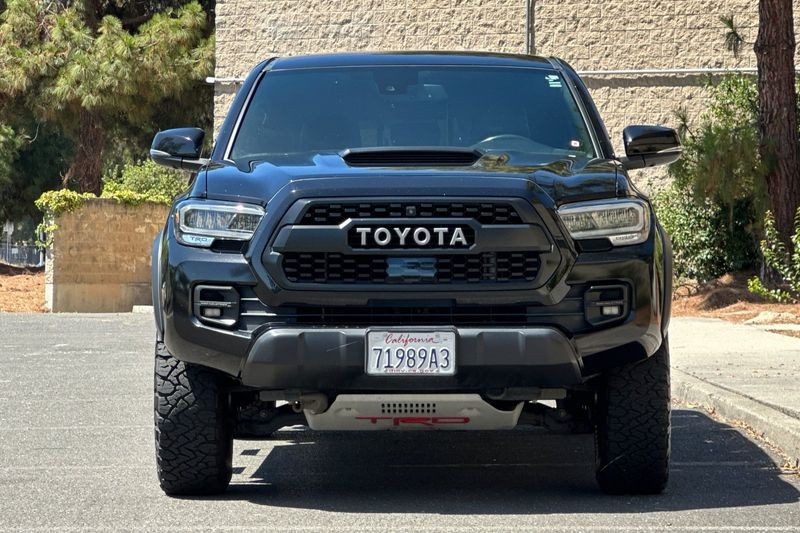 Toyota Tacoma Vehicle Full-screen Gallery Image 09