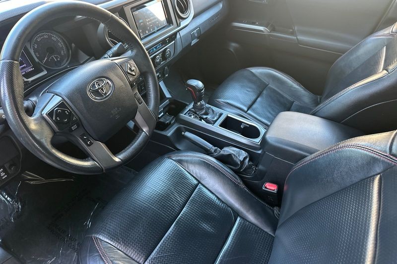Toyota Tacoma Vehicle Full-screen Gallery Image 10