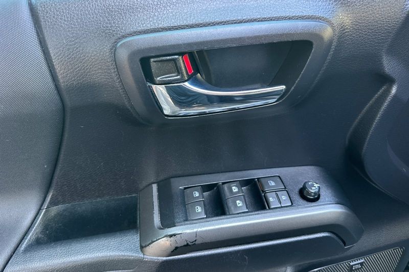 Toyota Tacoma Vehicle Full-screen Gallery Image 11