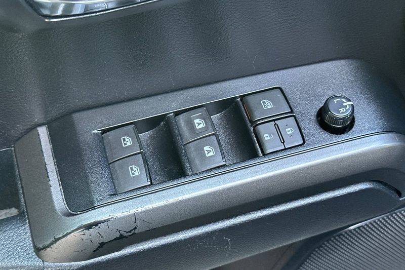 Toyota Tacoma Vehicle Full-screen Gallery Image 12