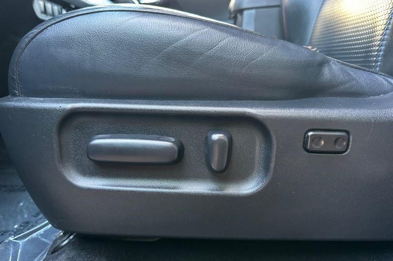 Toyota Tacoma Vehicle Full-screen Gallery Image 13