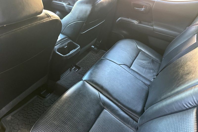 Toyota Tacoma Vehicle Full-screen Gallery Image 14